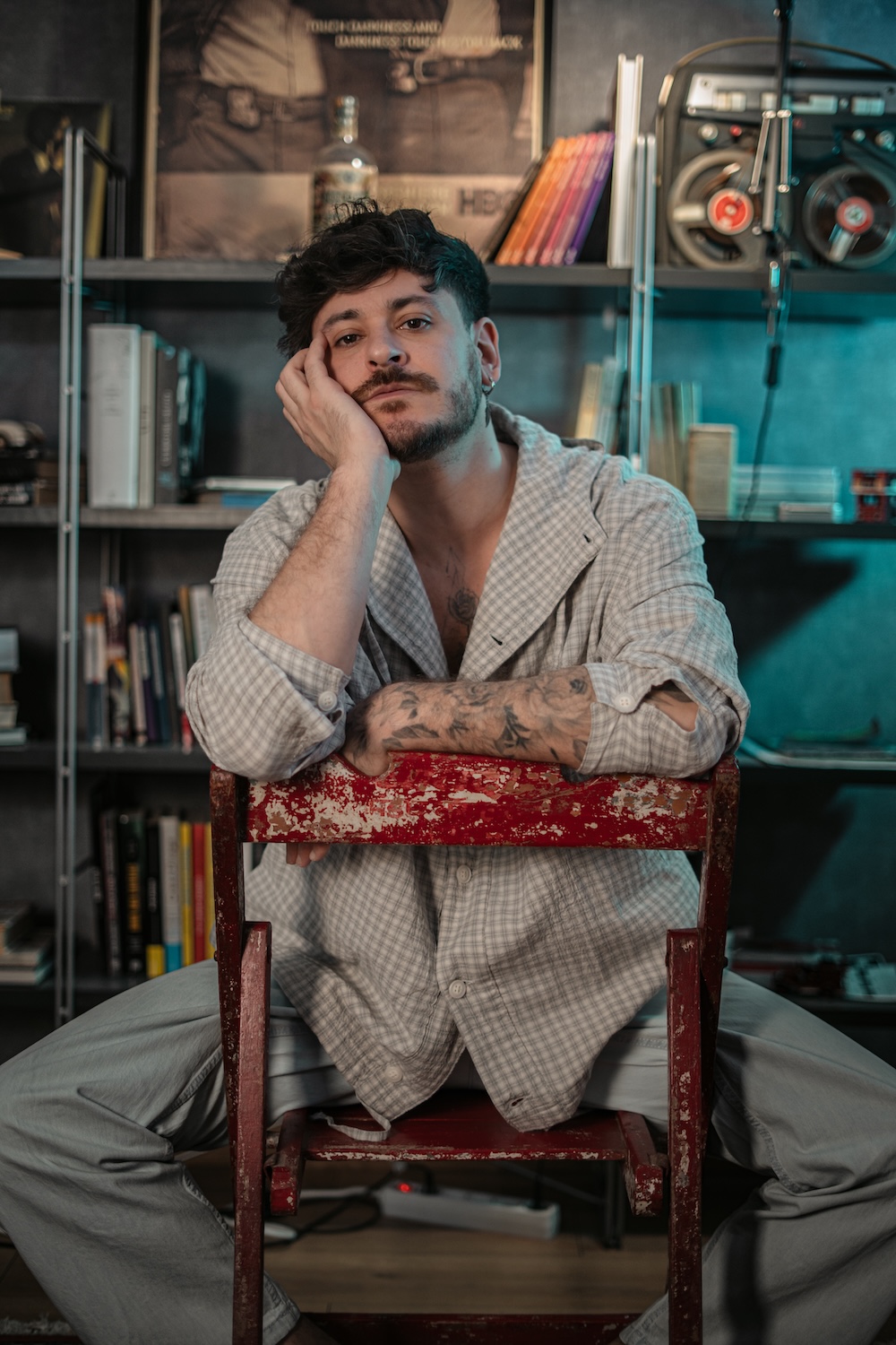 Retrato de Cepeda sentado en una silla roja
