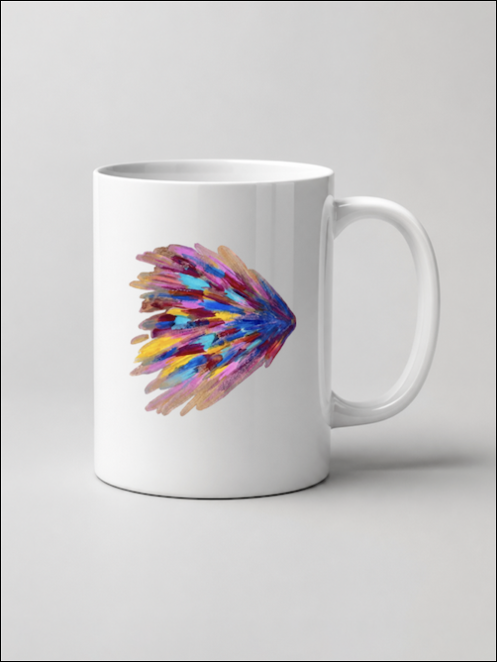 Taza blanca con diseño gráfico multicolor
